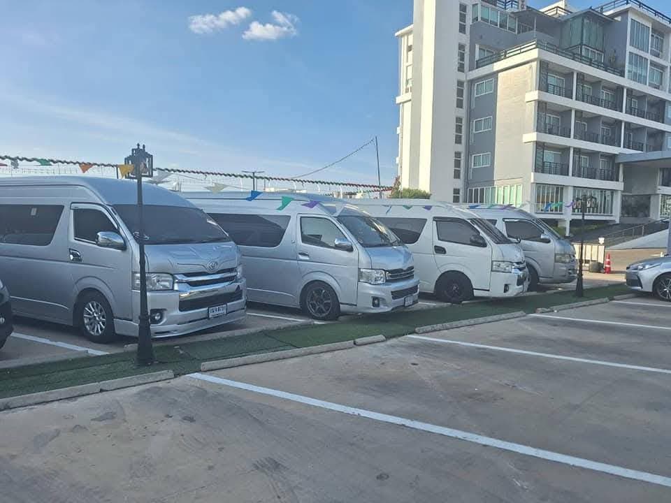 รถ SUV หรูพร้อมคนขับ